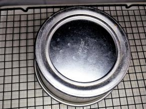 出炉后震动下倒扣室温放凉