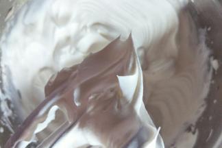 淡奶油加入糖粉用手持电动打蛋器低速打发至奶油出现明显纹路，打蛋器提起奶油呈大弯尖状态。