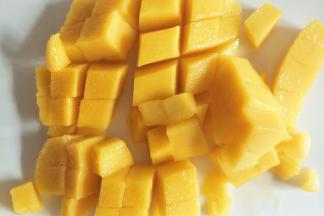 把芒果去皮切小块。