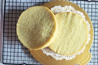 凉好的蛋糕胚从中间横切一分为二