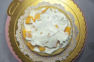 在中间夹入芒果块和淡奶油