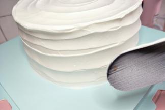 转动转盘，用抹刀在蛋糕上划出不规则纹路