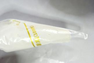 剩余淡奶油装入裱花袋