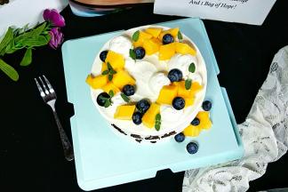 放入蓝莓和薄荷叶作装饰即可