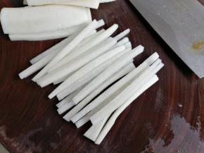 萝卜刮皮后，切成细条状