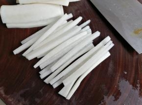 萝卜刮皮后，切成细条状