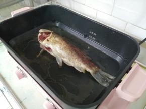 煎好一面，再翻面。两面煎至金黄，就把鱼盛起，然后倒掉锅里多余的油