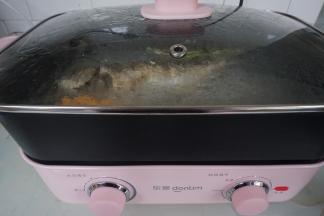 盖上锅盖，待水烧开后，转中小火继续煮15分钟