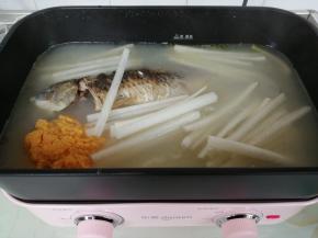 把萝卜丝放入，再煮10分钟左右