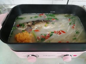 最后加盐并洒上葱花，一碗鲜甜美味的鱼汤就做好了，而且很有营养哟