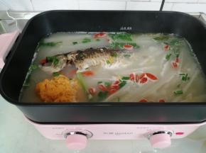 最后加盐并洒上葱花，一碗鲜甜美味的鱼汤就做好了，而且很有营养哟