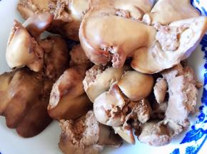 焯水后的鸡肝洗净沥干水分