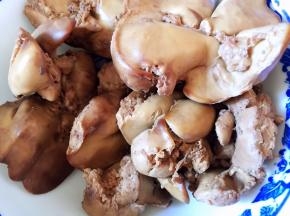 焯水后的鸡肝洗净沥干水分