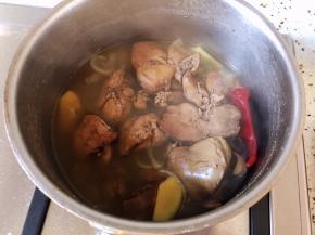 锅中留有汤汁，用来浸泡鸡肝，泡的时间长就更容易入味