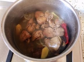 锅中留有汤汁，用来浸泡鸡肝，泡的时间长就更容易入味