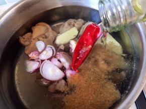 放入料酒，大火烧开转中火煮半小时熄火