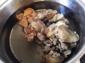 鸡肝放入汤锅中