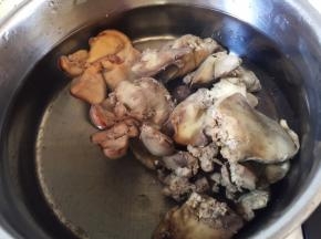 鸡肝放入汤锅中