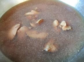 鸡肝用清水浸泡5-6个小时，凉水下锅焯水去血沫