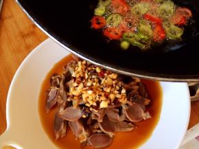 趁热浇在鸡胗上