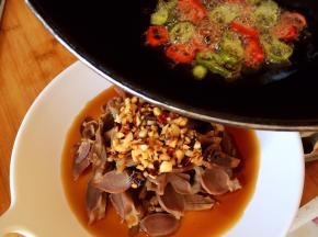 趁热浇在鸡胗上