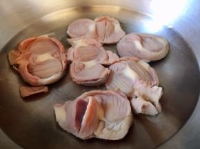鸡胗洗净，凉水下锅焯水去血沫