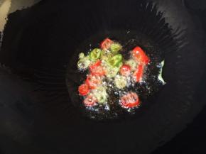 油锅烧4成热，放入辣椒圈熄火