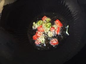 油锅烧4成热，放入辣椒圈熄火