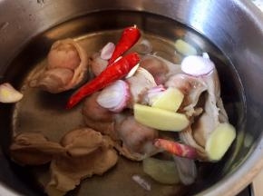 鸡胗和配料放汤锅中