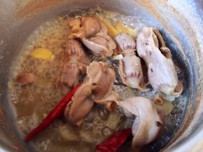 中火煮熟鸡胗，少留一些汤汁