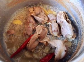 中火煮熟鸡胗，少留一些汤汁