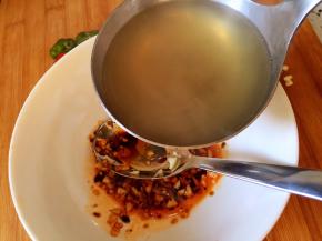 倒入一勺煮鸡胗的汤，搅拌均匀