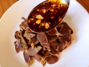 鸡胗片装盘，将酱汁浇在鸡胗上