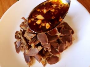 鸡胗片装盘，将酱汁浇在鸡胗上