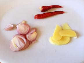 毛葱和生姜切片