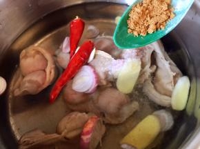 放入五香粉，大火烧开