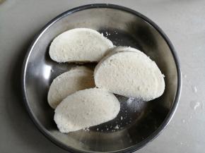 白馒头切厚片，你也可以切薄一点。我只是想把馒头表面稍微煎一下，这样吃起来没有那么上火