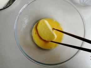 再放入鸡蛋液中，让馒头片沾满蛋液