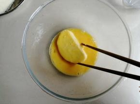 再放入鸡蛋液中，让馒头片沾满蛋液