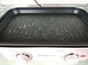 东菱多功能锅的煎锅里扫一层油，把锅加热