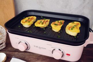 转小火，放入馒头片，两面煎至金黄色，最后洒上葱花即可