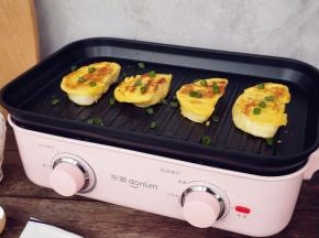 转小火，放入馒头片，两面煎至金黄色，最后洒上葱花即可