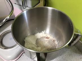 把方子里除了黄油和装饰用的面粉以外的食材放入厨师机搅拌桶里，按照底层液体、中层粉类，上层酵母的顺序放好。