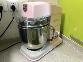 把搅拌桶卡入厨师机，先开1档把所有材料揉成团，再开4档把面团揉至扩展阶段。