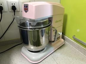 把搅拌桶卡入厨师机，先开1档把所有材料揉成团，再开4档把面团揉至扩展阶段。