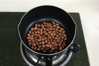 锅中放适量的食用油，花生入锅中小火炸熟，把炸好的花生米捞出控油备用。