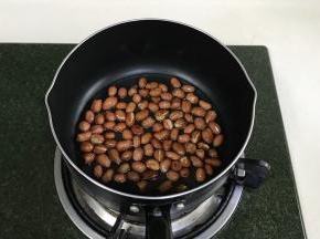 锅中放适量的食用油，花生入锅中小火炸熟，把炸好的花生米捞出控油备用。
