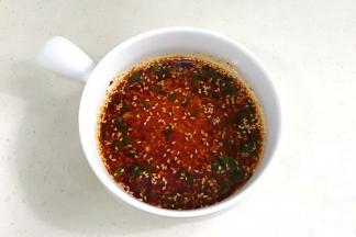 加入1～2勺生抽、一勺香醋、一小勺细砂糖和少许的盐拌匀。