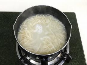 大火煮6～7分钟至熟。
