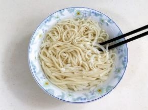 捞出煮熟的面条过凉水。